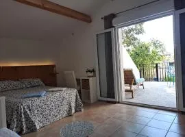 BEAU STUDIO NEUF en provence