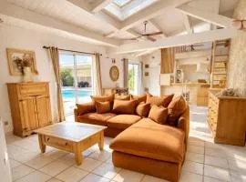 Charming house with pool 10 min from La Rochelle