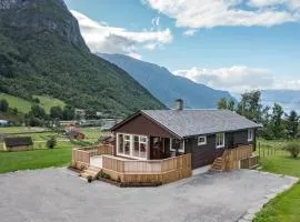 Fritidshus med fjell- og fjordutsikt