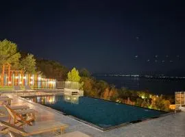 Lakeside Villas & Jacuzzi Suites