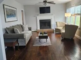 Cozy Cottage in Newnan sleeps 6 pet friendly