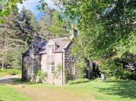 Cambus o May Hotel Cottages - 'Traditional, Rustic, Cosy'
