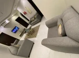 شقة مميزة بثلاث غرف نوم وحمامين وصالة ومطبخ في الحمدانية j6