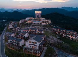 Zhangjiajie Fantasy Valley Resort Customized travel itineraries free shuttle service to the North and West Gates of the National Forest Park, and complimentary traditional ethnic costume try-on, ξενοδοχείο σε Zhangjiajie