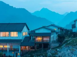 Zhangjiajie Fantasy Valley Resort Customized travel itineraries free shuttle service to the North and West Gates of the National Forest Park, and complimentary traditional ethnic costume try-on