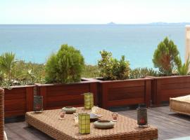 Beach & Golf seafront house Campoamor Alicante、カンポアモールの温泉宿