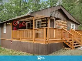 Creekside Cabin w Hot Tub, Fire Pit, Deck & Grill!