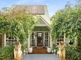 Sage Manor, Sleeps 10, 6 Bedrooms, Elegant