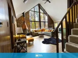Chalet w Hot Tub, Grill, FirePit, Games & Wifi