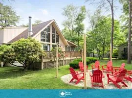 Modern chalet w hot tub, fire pit & pet-friendly