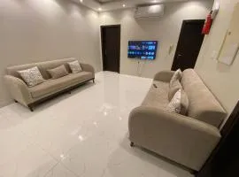 شقة ثلاث غرف نوم وصالة ومطبخ ودورتين مياه بحي الحمدانية j12