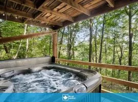 Secluded Cabin Hot Tub, Huge Deck, Fire Pit, WiFi