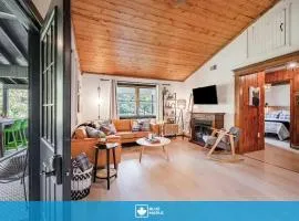 Riverfront Cabin wFirepit Pool Table Porch WiFi