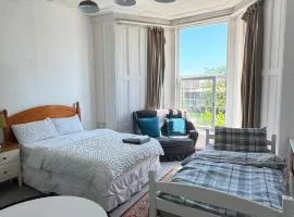 Spacious Triple Studio Room, Private En-Suite & Kitchenette