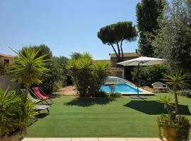 Chambre climatisée avec piscine près de la mer