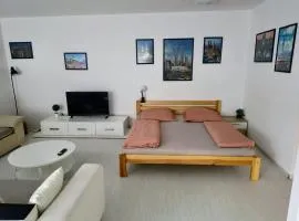 Martin City Stay - Elegant Apartment with Private Parking