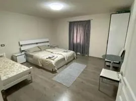 Guesthouse PerroiMilloshit