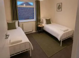 Monthly Stays 4BR | 7 Beds | Parking x5 | Grantham