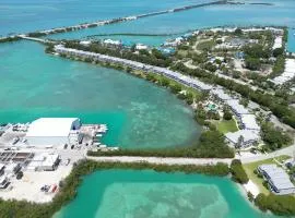 Blue House Getaway - 2BR 3BA Coastal Villa
