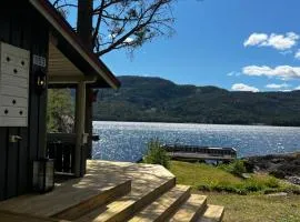 Charming waterside cottage by Lake in Seljord