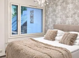 Timantti Villa Upea 6 hengen huoneistoon sisältyy Wi-Fi, 50SmartTV, lasitettu parveke, 2x 160cm sänky, 1x 140cm vuodesohva, Maksuton pysäköinti, sijainti lähellä juna-asemaa, Kajaanin keskustaa ja Prismaa