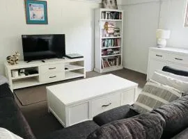 Waikaraka Beach, spacious & very comfortable