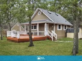 Mountain retreat chalet w hot tub & deck