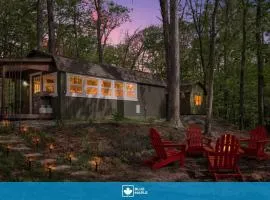 Tiny Cabin w Fire Pit Game Room and Dog Friendly