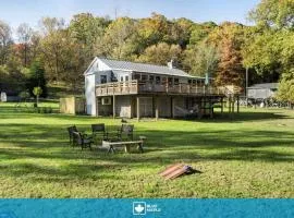 Riverfront w Deck Grill Fire pit & Climbing Wall