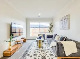 StayAU Charming 4BR Retreat in Wyndham Vale