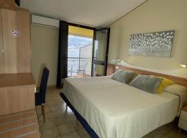 Taki Village, hotel em Brenzone sul Garda