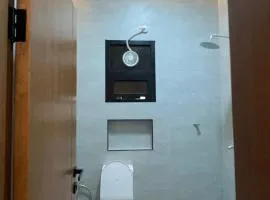 شقق عصرية مفروشة ومجهزة بالكامل في صلالة صحنوت قريبه من دوار المعمورة اول ساكن