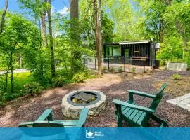 Cute Riverside Cabin w Hot Tub Fire Pit & Kayaks