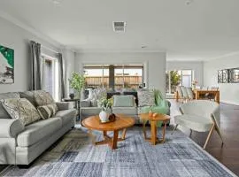 StayAU Contemporary 5BRM Families Home Point Cook