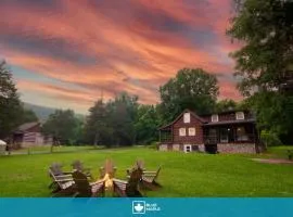 Cozy Log Cabin w Porch Fire Pit Games & River