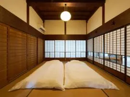 紡-Tumugi Authentic Folk House with 3 Free E-Bikes -- 4 min walk from Sta -- Max 6 guests -美しく快適に再生した一棟貸古民家ヴィラ--伊豆急下田駅から徒歩4分--無料駐車場2台--電動アシスト自転車3台完備