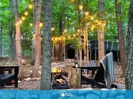 Modern cabin w fire pit & screened porch