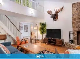 Cozy cabin w hot tub & wraparound deck