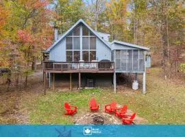 Wooded Chalet w Hot Tub & Indoor Pool, Gym Access