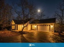 One-level w FirePit 2 Living Areas & Resort Amens