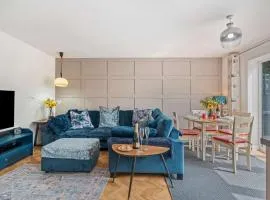 Modern 4 Bed Retreat by 53 Degrees Property Perfect for Families & Groups