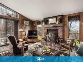 Zen Vibe w Hot Tub, Fireplace, Grill, Deck & More