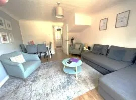 Modern 2 Bed House Sleeps 6 Southam Town Centre - Inspire Homes Ltd
