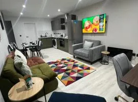 Enigma Penthouse by SJP - 2 Bedroom - 2 Bathroom - Central Kettering - Sleeps 4