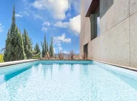 Skyline Retreat with pool by Portugal Active