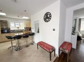Bassetts -Modern 3 bed and 2 bath House - Contractor and Family ready