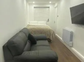 Studio Sleeps 2 near Northern Line Edgware St