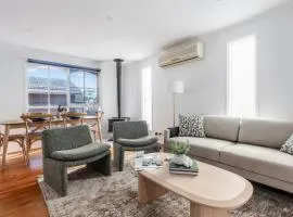 Peninsula Breeze - Light-Filled Retreat near Beaches