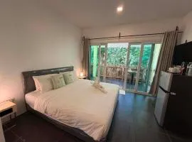 Jungle Breeze Bungalow, Fast WiFi, Quiet Retreat