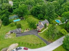 4 BR Suburban Escape - Pool, Tennis, Trails, Gym